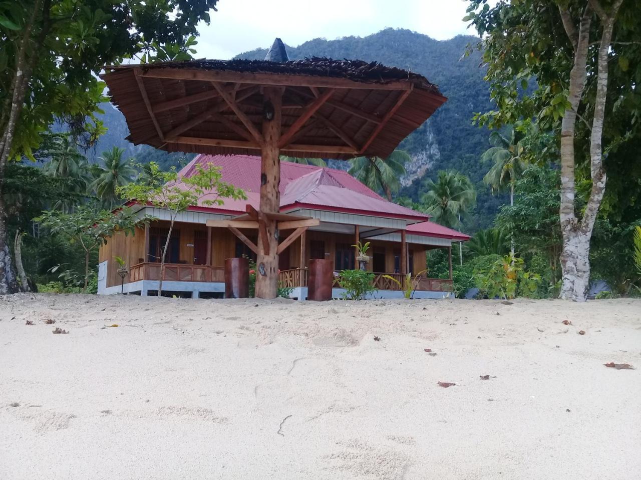 Nusa Nalan Beach Resort Rumah Olat Eksteriør billede