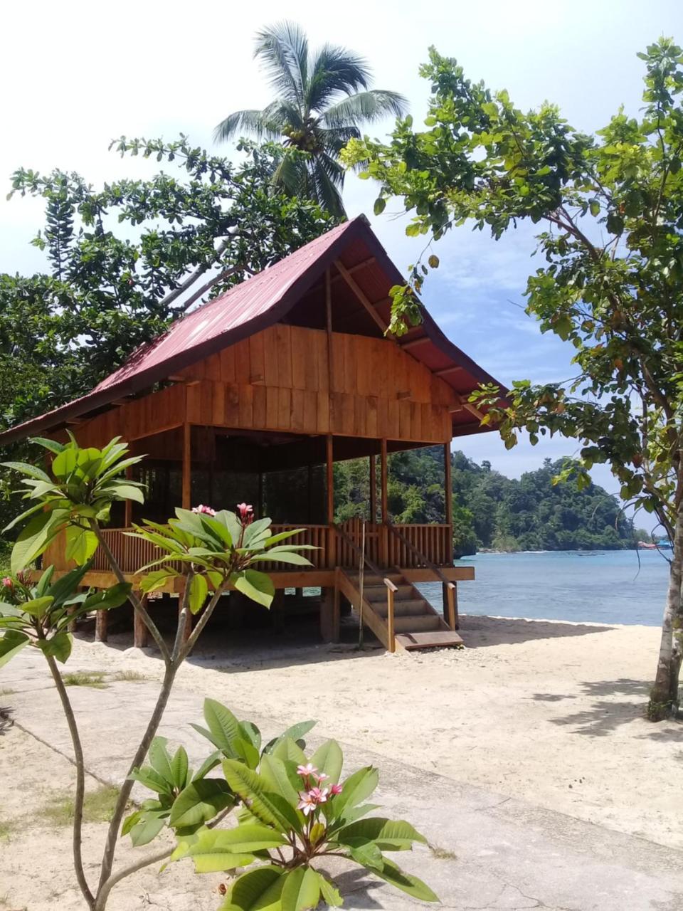 Nusa Nalan Beach Resort Rumah Olat Eksteriør billede