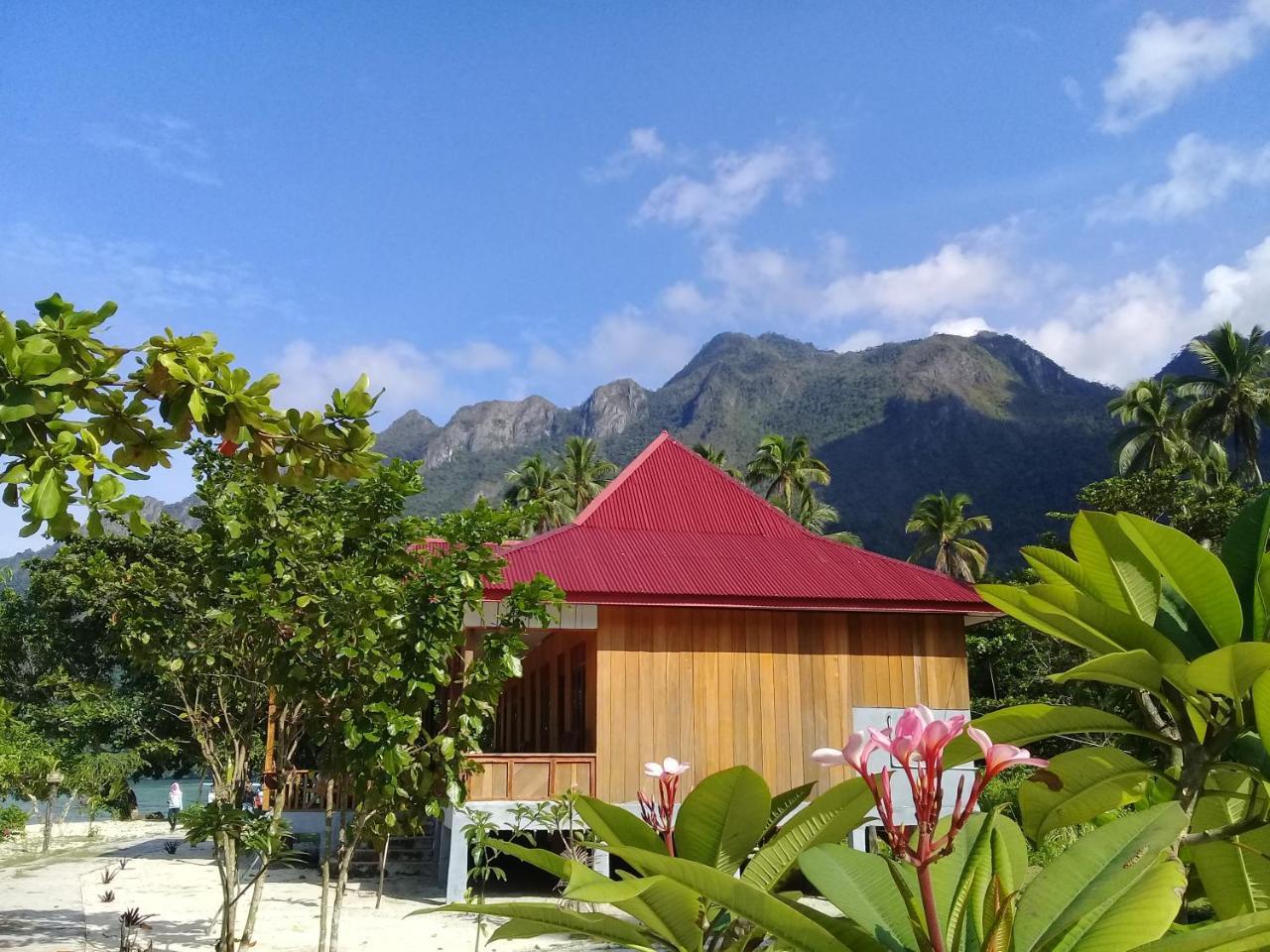 Nusa Nalan Beach Resort Rumah Olat Eksteriør billede